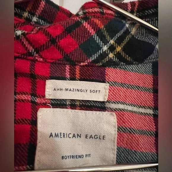 American Eagle red & navy plaid flannel button down boyfriend fit size Large EUC - Picture 2 of 4